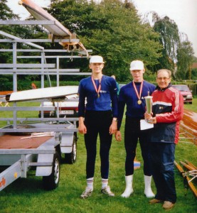 En stolt Frank Pedersen til højre med pokalen efter DM i 1992. De to roere til venstre er Anders Larsen og Jacob Nielsen.