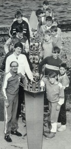 Frank Pedersen forrest til venstre ved en af de special lavede både til mini roning ca. 1983.