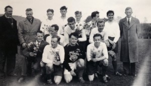 VBs hold der rykkede op i Jyllandsserien 1956. Saimon er i bageste række spiller nr. 2 fra venstre.
