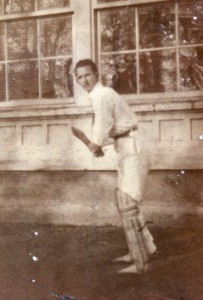 Oscar Jørgensen foran pavillonen i Karolinelund 1920