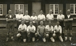 Marius Andersen nr. 7 fra venstre i bageste række på ynglingehold i Vejgaard Boldspilklub 1942