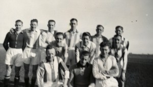 Thor's Mellemrækkehold sæson 1942 - 43 fotograferet i Hobro Bagest fra venstre i mørk trøje reserve Knud Arensbach, Poul Nielsen, Niels Jensen, Karl G. Johnsen, Aksel Ørnbøll, Kaj hansen. I midten fra venstre Svend Nielsen, Børge Olsen, Alfred Jensen. Forrest fra venstre Kaj Bløde, Erling Olsen og Karl Hjorth.