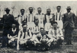 Thors 1. hold rykkede op i Mellemrækken1942. Forrest fra venstre Kaj Bløde, Gerhard Olsen, Karl Hjorth. Anden række fra venstre reserve i mørk trøje Arne Christensen, Alfred Jensen, Fridtjof Larsen. Stående fra venstre formand Sofus Larsen, Børge Olsen, Niels Jensen, Carl Andreasen, Erik Johansen Poul Nielsen og kasserer Knud Nielsen.