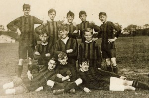 Frejas 1. hold 1912. Forrest række fra venstre: Otto Nielsen, Arthur Holm, Ejnar Pedersen. Midterste række fra venstre: Karl Kauffeldt, Aage Jensen, Otto Nielsen. Øverste række fra venstre: Magnus Clausen, Kaj Jensen, Kristian Sørensen, Hans Larsen, Sonne Nielsen.