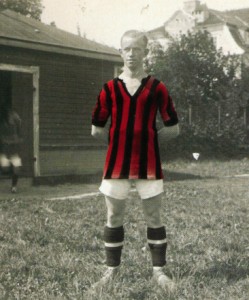 Otto "Niller" Nielsen i klubdragten. Bagest til venstre klubhuset som var fælles med Tobakkens Idrætsforening. Håndkolereret.