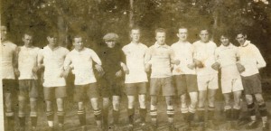 Freja 1. hold ca. 1915. Fra venstre: Egon Chr. Kvist Nielsen, Carl Friis Christensen, ?, Holger Pedersen, Herman Christensen, Carl Nielsen (Cowboy), Kaj Jensen, Ejnar Petersen, Helge Bach, ?, Carl Hansen (Pottemageren).